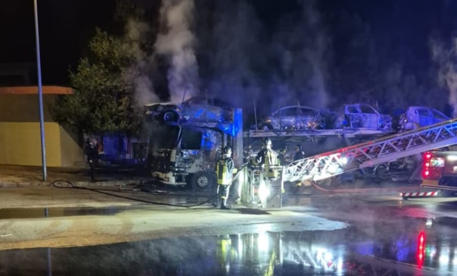 Bisarca in fiamme a Sannicola, distrutte anche nove auto