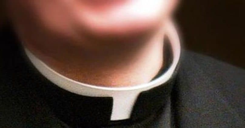 S'invaghisce del prete del paese, 53nne sotto accusa per molestie