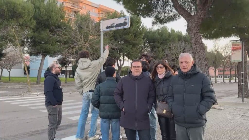 Targa via Almirante vandalizzata, un sit in di Fratelli d'Italia e Gioventù Nazionale