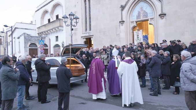 Commozione e applausi: in una chiesa gremita, l'ultimo saluto all'Onorevole Urso