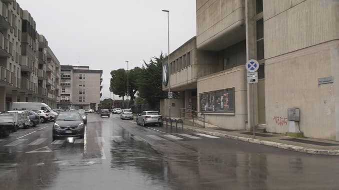Passaggio pedonale pericoloso e strisce da rifare, l’appello a dilloatelerama