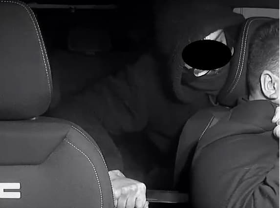 Tentata rapina a Bari, tassista accoltellato: arrestati i due aggressori