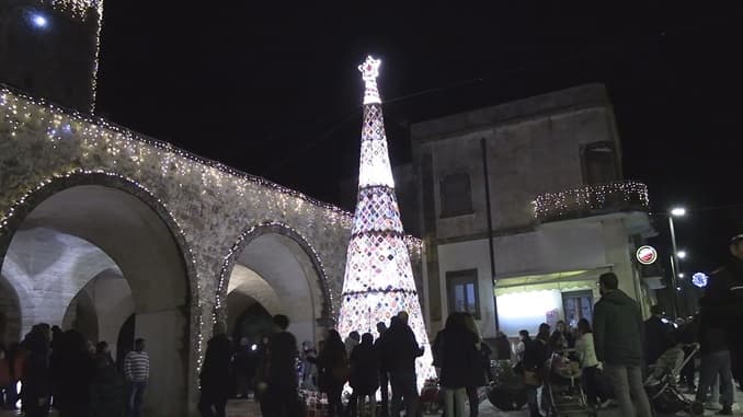 A Nociglia acceso l'albero di Natale creato all'uncinetto