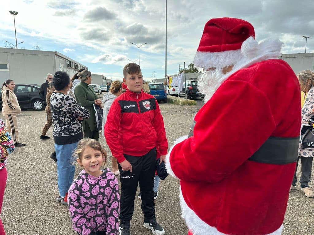 Arriva Babbo Natale e regala un sorriso ai bambini e ai ragazzini del campo Rom