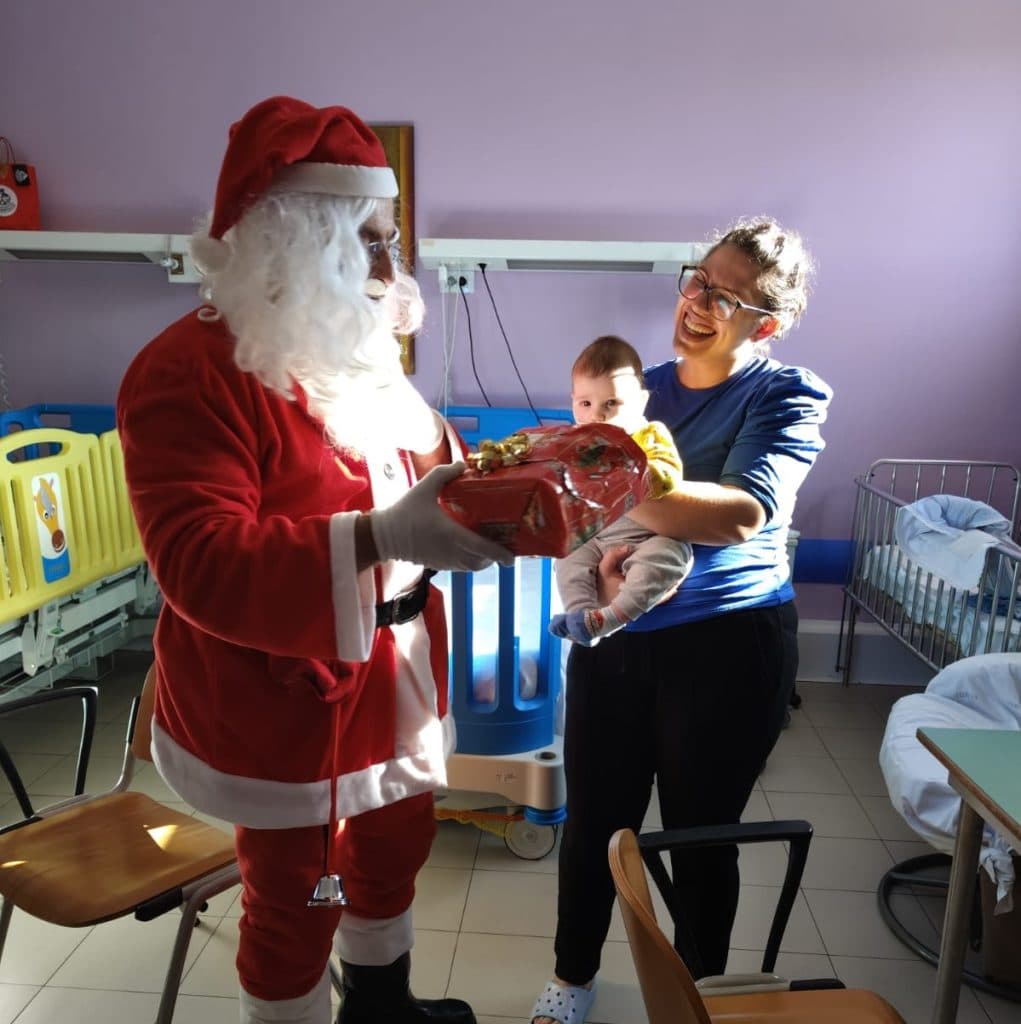 In ospedale arriva Babbo Natale per i bambini ricoverati