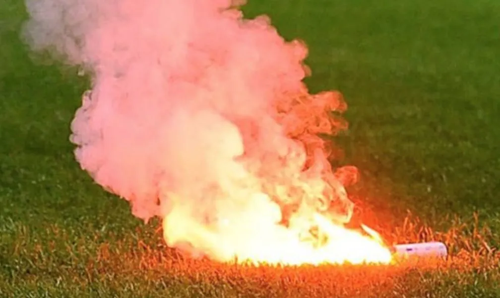 Accesero fuochi e petardi durante la partita Galatina - Gallipoli. Daspo per 4 tifosi