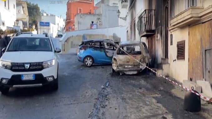 La ex si rifà una vita, lui incendia 7 auto e due abitazioni: indagato