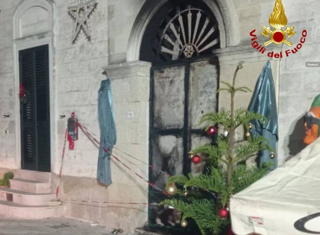 Poggiardo, fuoco nel deposito della parrocchia. Ingenti danni
