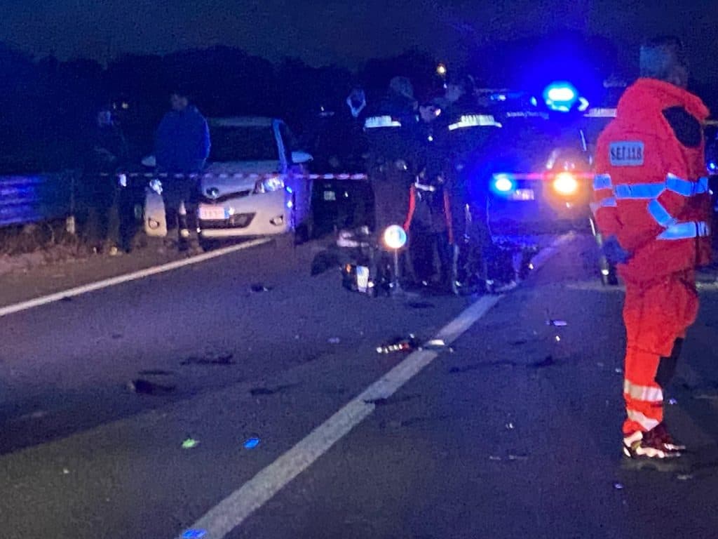 Drammatico impatto tra scooter e furgone: un morto