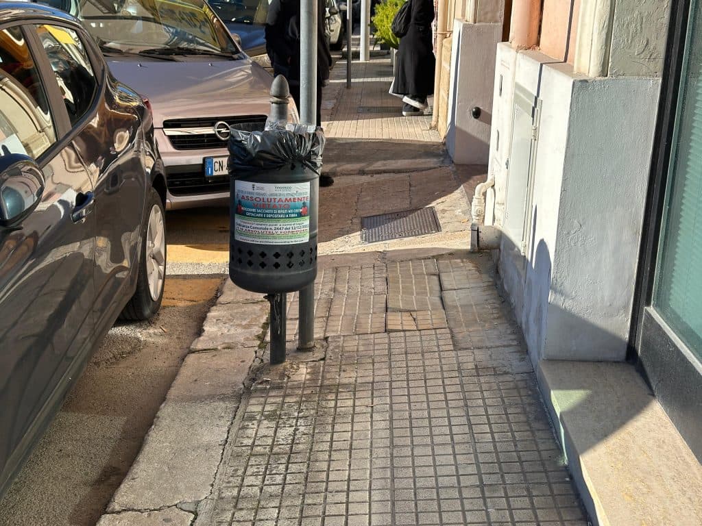 Marciapiedi “trappola” per i disabili, e non solo, in pieno centro a Lecce