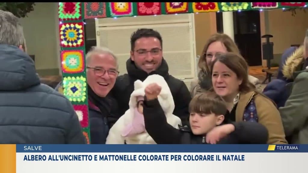 Salve, albero all'uncinetto e mattonelle colorate per colorare il Natale