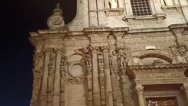 Uomo nudo si arrampica sulla facciata della chiesa: salvato dai vigili del fuoco