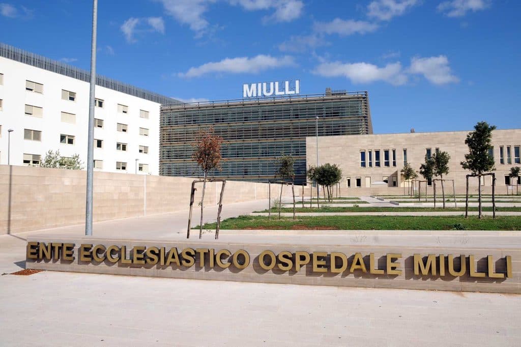 Paziente morto per intervento tardivo, tre medici del Miulli a processo