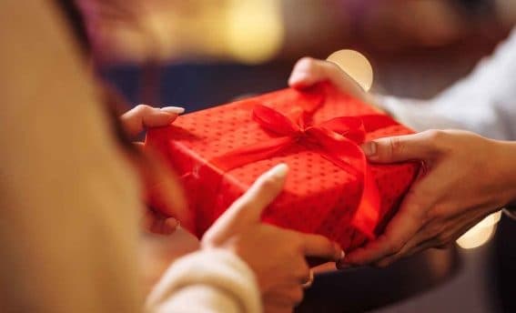 Natale ricco di regali, ma già si pensa al riciclo e al resi