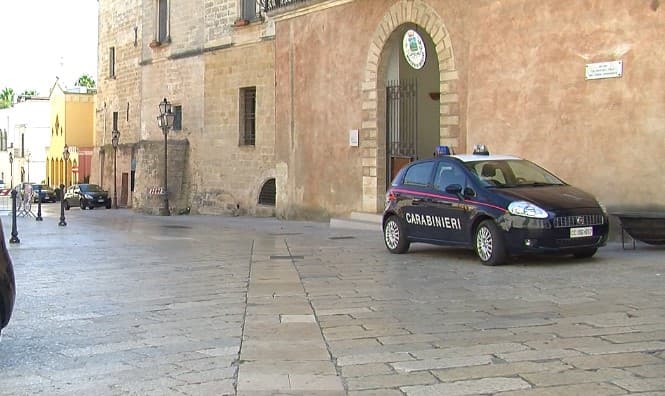 Lite tra rivali in amore sfocia in accoltellamento
