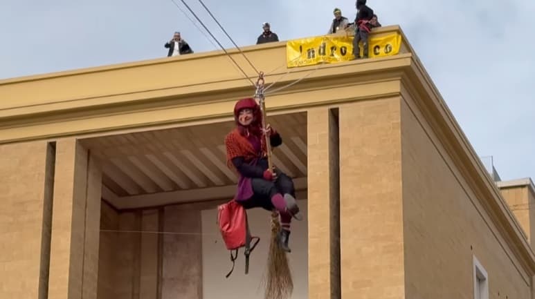 La befana si cala dall'alto: la calza la portano gli speleologi