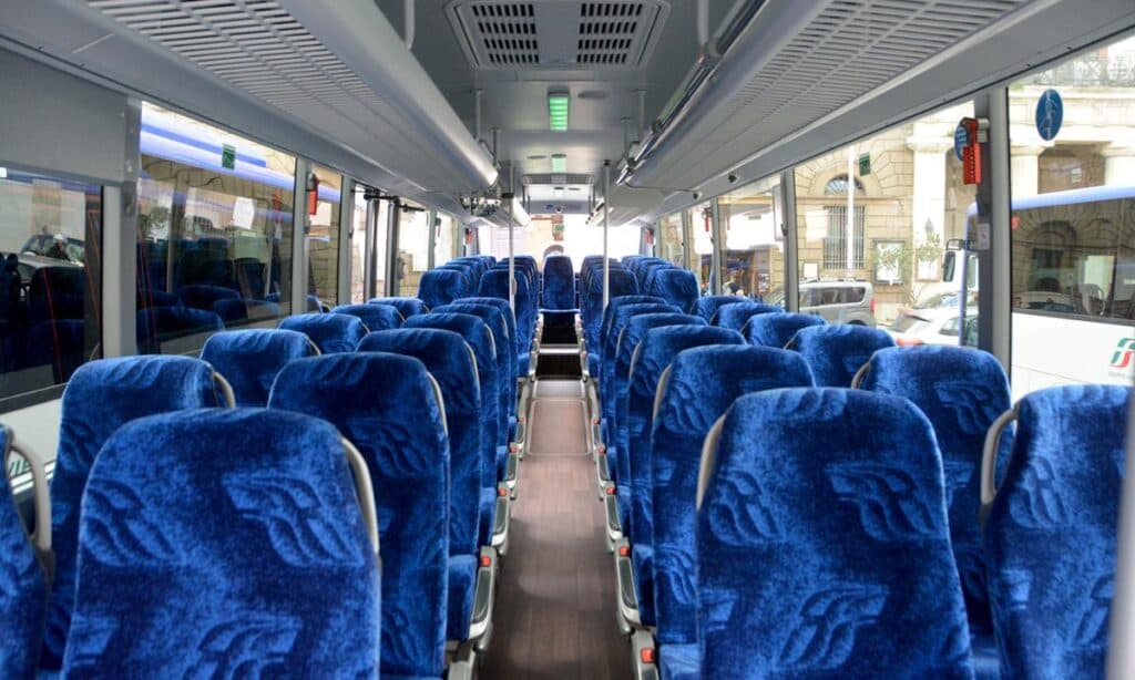 Bulli sul bus, calci e pugni anche all'autista