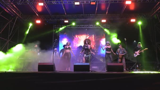 Lecce, il tributo a Tina Turner infiamma piazza Libertini