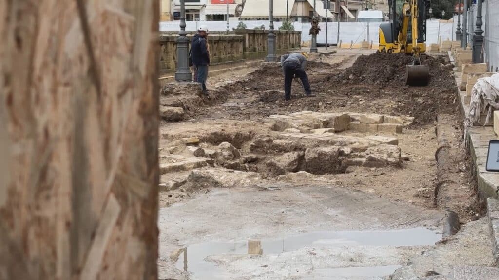 Cantiere via Verdi, rimossi i basoli: spunta un'altra parte di Anfiteatro