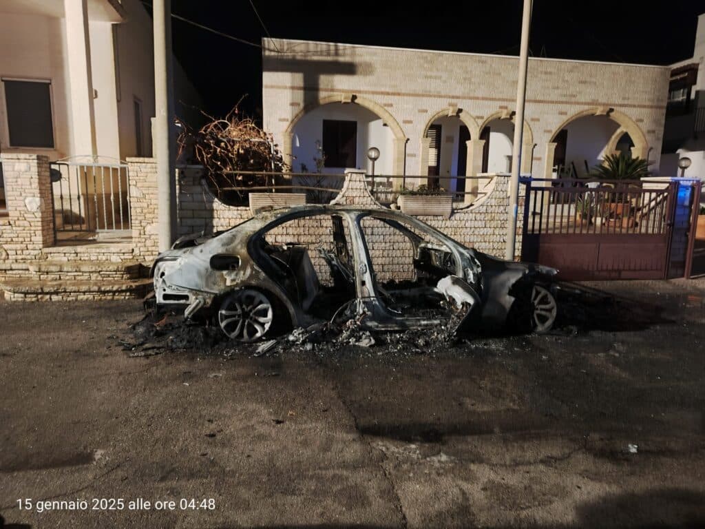 A fuoco l'auto del sindaco di Castrignano del Capo