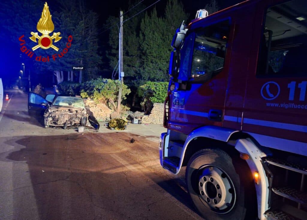 Sbanda con l'auto e finisce contro un muro di cinta: muore una 43enne