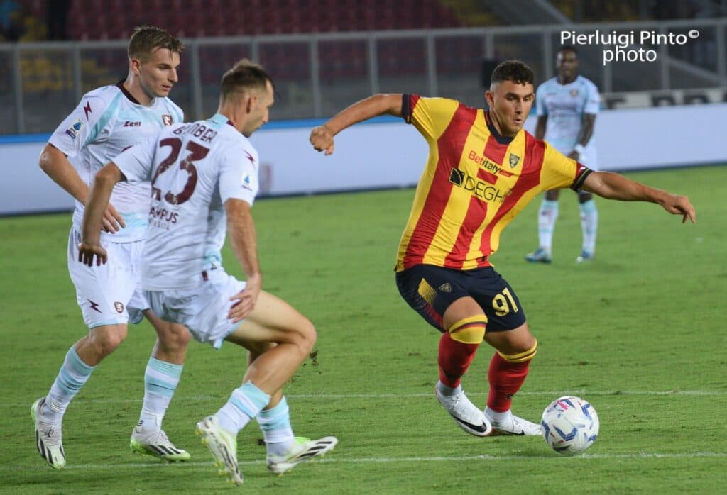 Un Lecce formato salvezza per battere la Fiorentina degli ex Piccoli e Pongracic