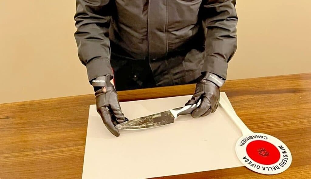 Minore accoltella al petto 19enne al culmine di una lite per gelosia