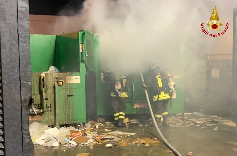 Casamassima, incendio vicino al centro commerciale