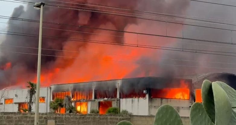 Trepuzzi, dopo il maxi incendio, sindaco chiude stabilimento