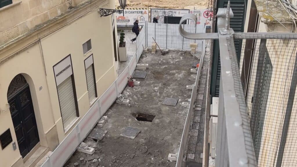 In via Di Biccari spunta un'altra "finestra" sull'Anfiteatro
