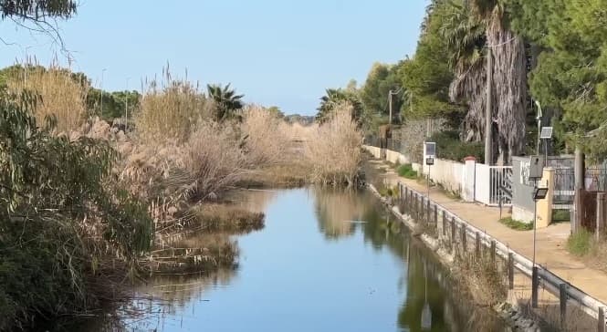 Ostruiti e pieni di rifiuti, lo scempio dei canali di Ugento. Nel mirino finisce il Consorzio