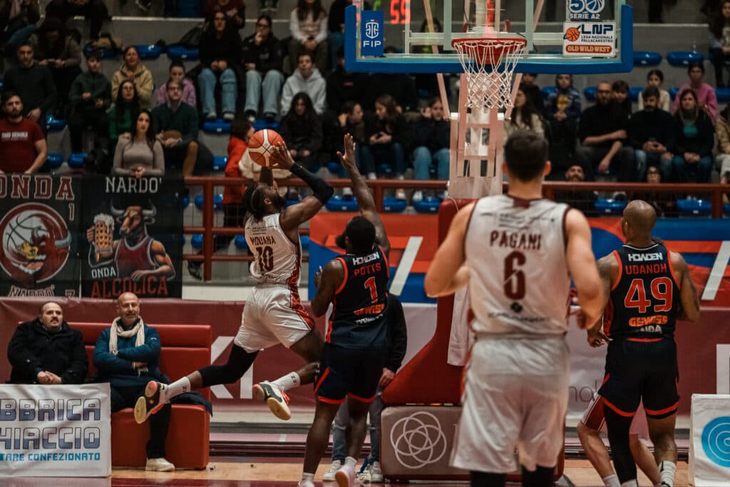 Basket A2, il Toro cade ma lo fa da guerriero, vince Urania Milano negli ultimi secondi