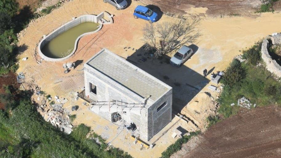 Piscina abusiva in zona sottoposta a vincolo paesaggistico: sequestro e denuncia