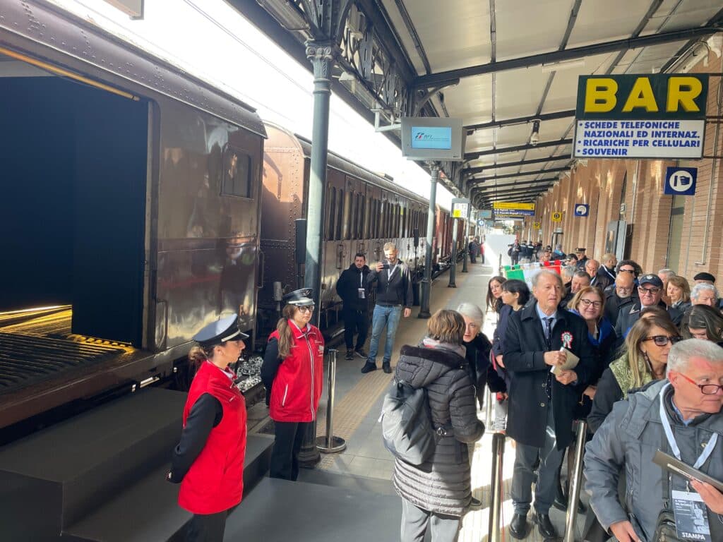 "Treno del Ricordo", Il ministro Luca Ciriani inaugura la mostra alla stazione di Lecce