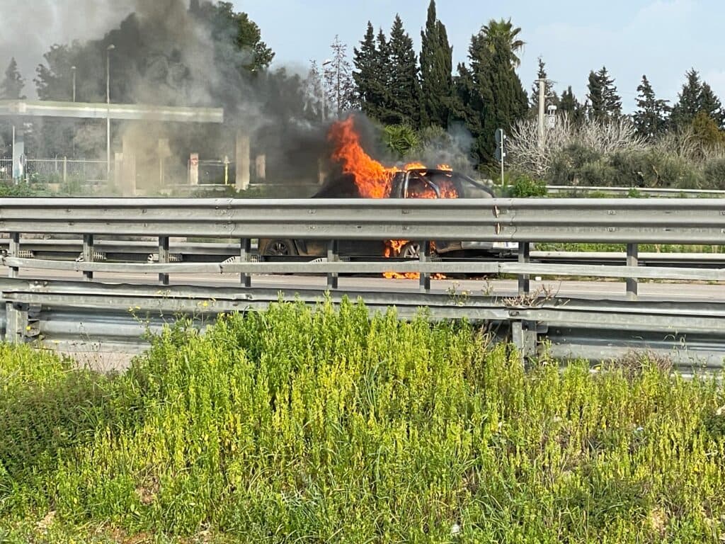 Collemeto, pick-up distrutto dalle fiamme
