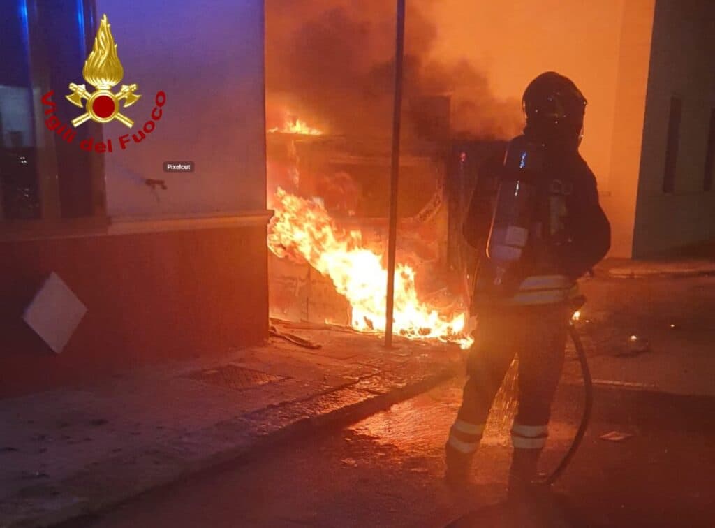 Fiamme nella notte: distrutto un furgone a Gallipoli