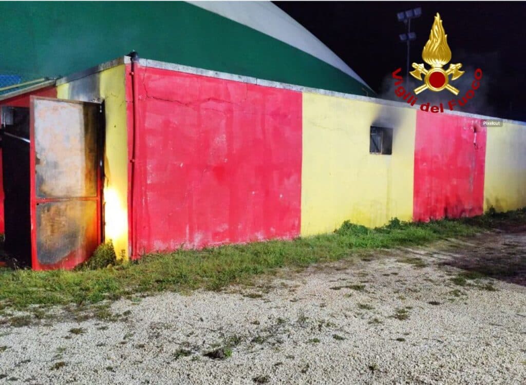 Notte di fuoco: fiamme nel deposito del campo sportivo di Maglie