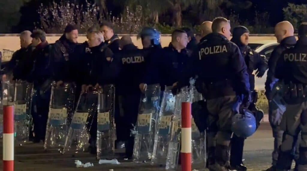 Lecce-Roma, disordini prima e dopo il match: ferito un agente