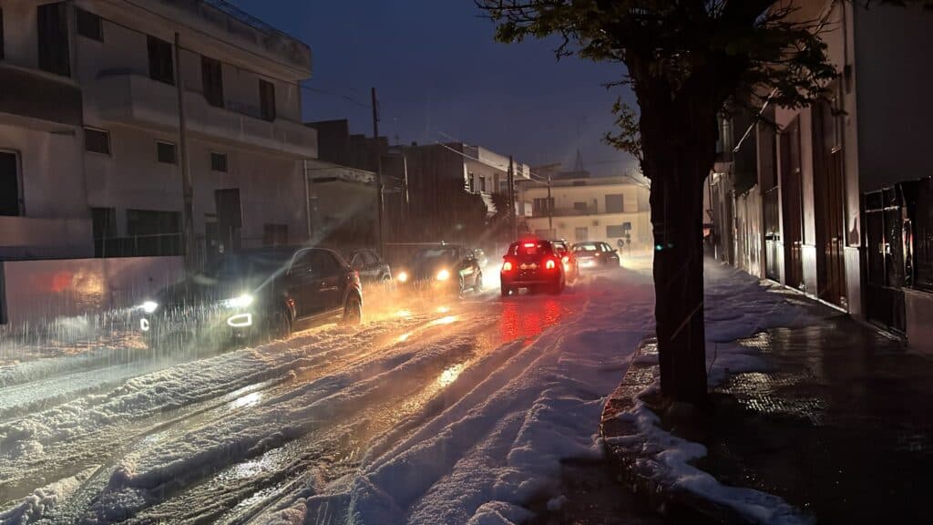 Il maltempo non molla il Salento: grandine come neve a Martano