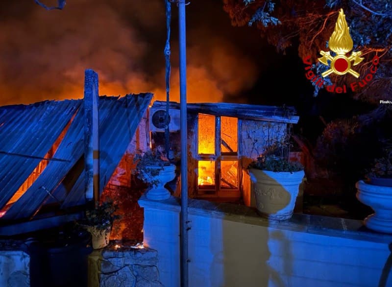 Abitazione distrutta da un incendio