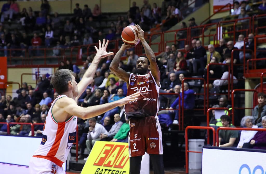 Basket A2, Toro in trincea, missione Cremona