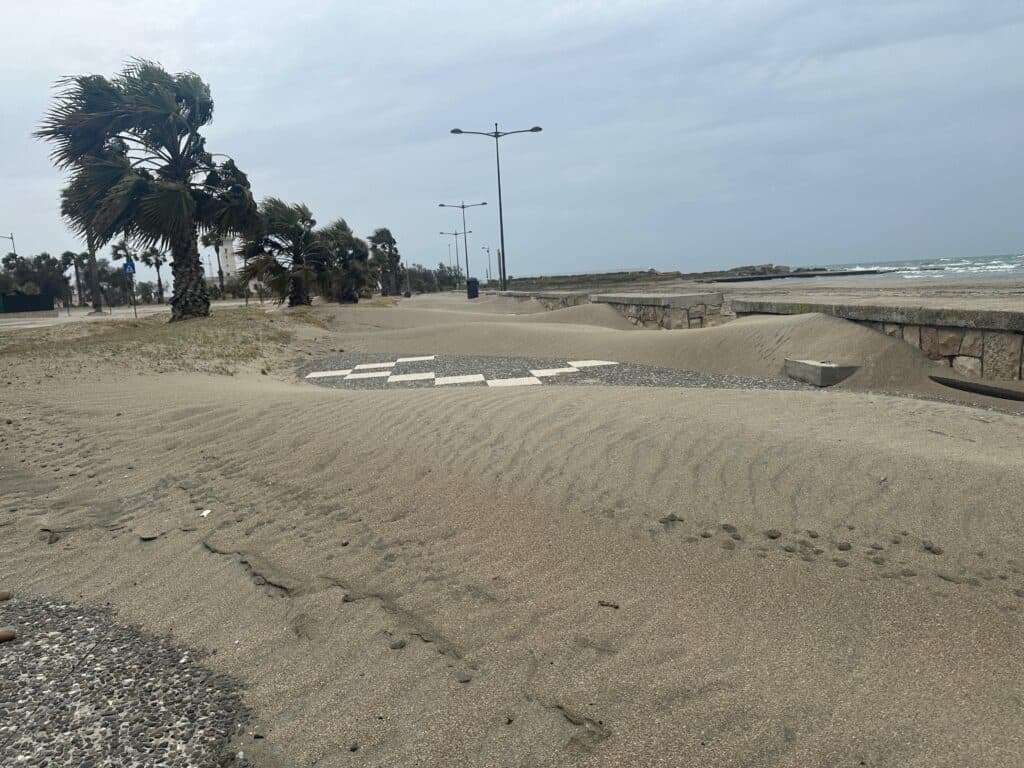 Lungomare insicuro e una valanga di sabbia invade la strada e la pista ciclabile