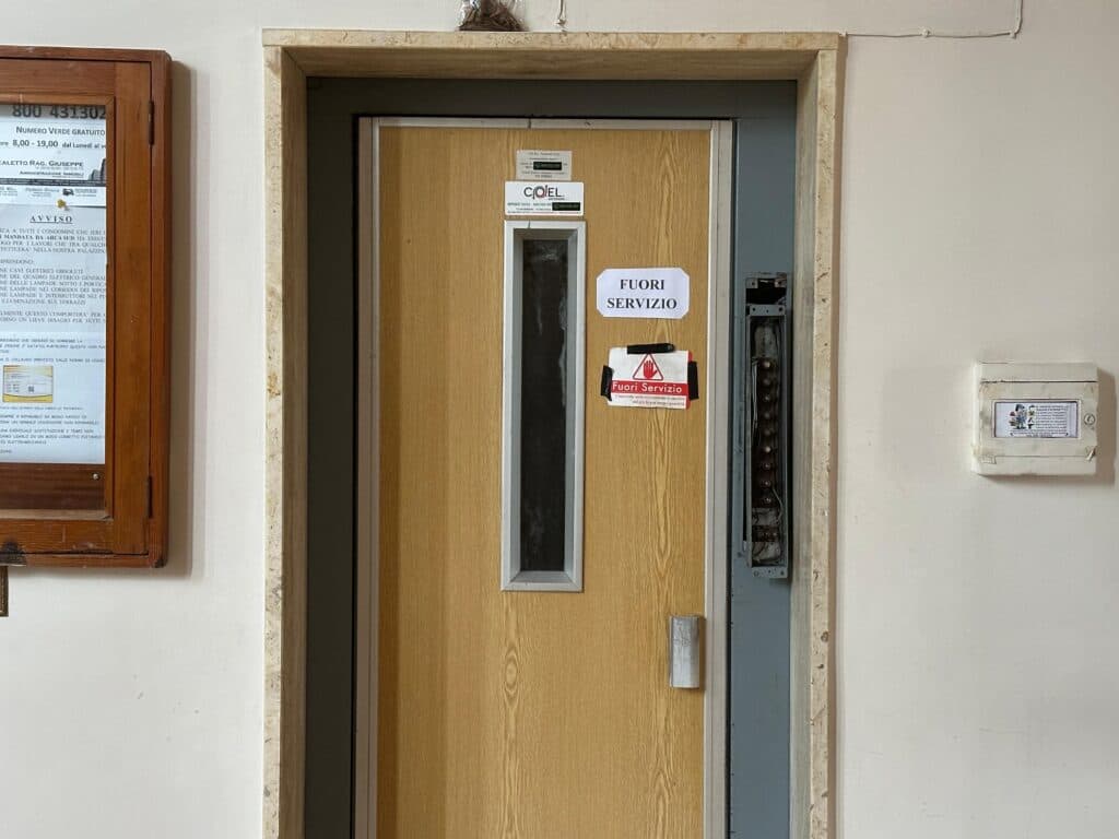 Lecce, in via Alessandria ascensore in tilt: protestano gli anziani
