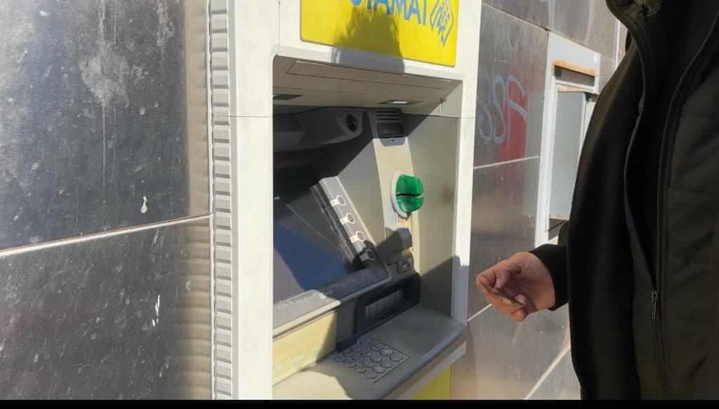 Bancomat in tilt a Castromediano, utenti esasperati e arrabbiati
