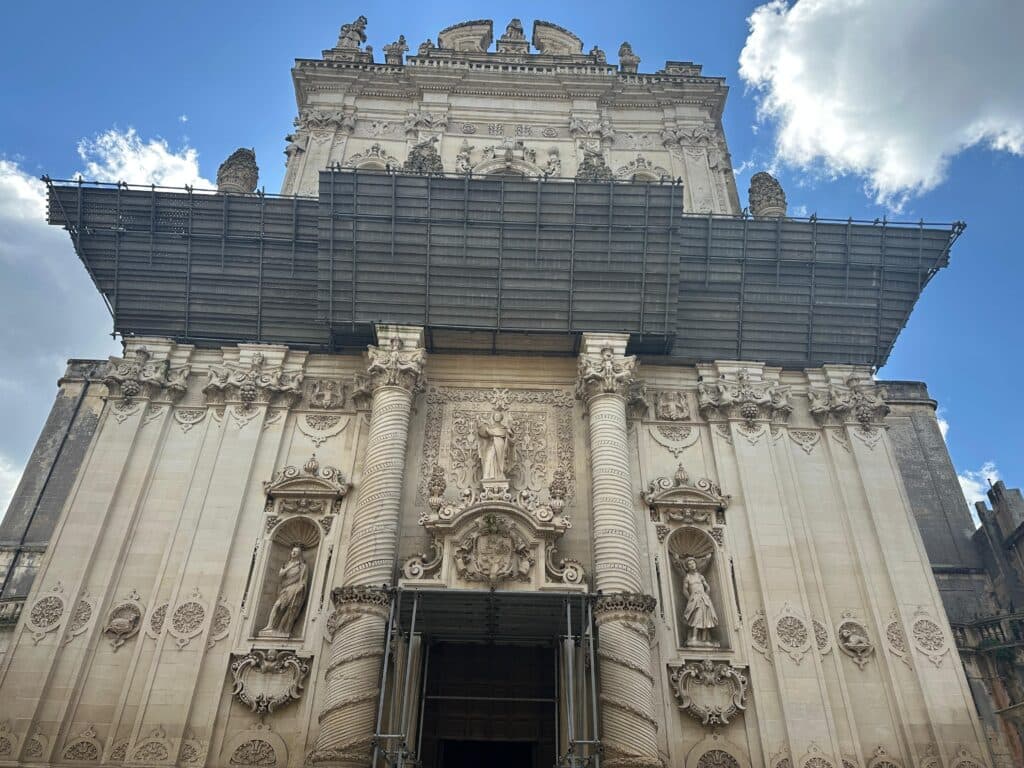 Basilica del Rosario, la facciata sfregiata: "La Soprintendenza si svegli!"