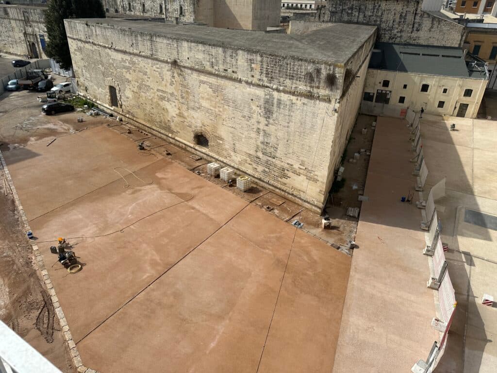 Lecce, Castello Carlo V, ultimati i lavori del fossato. Entro Pasqua anche la piazzetta