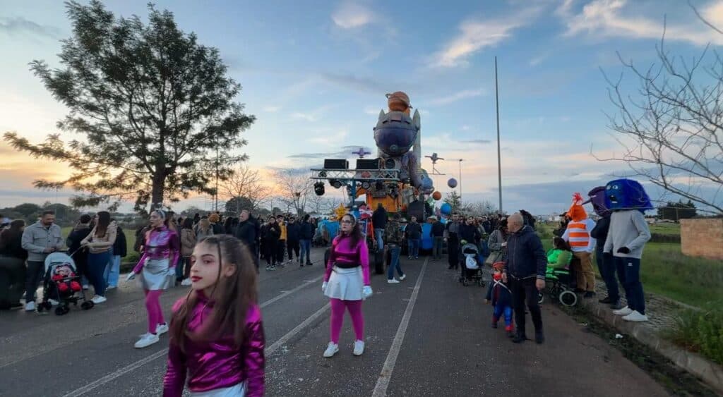 La pioggia non ferma la seconda sfilata del "Carnevale di Corsano e del Capo di Leuca"