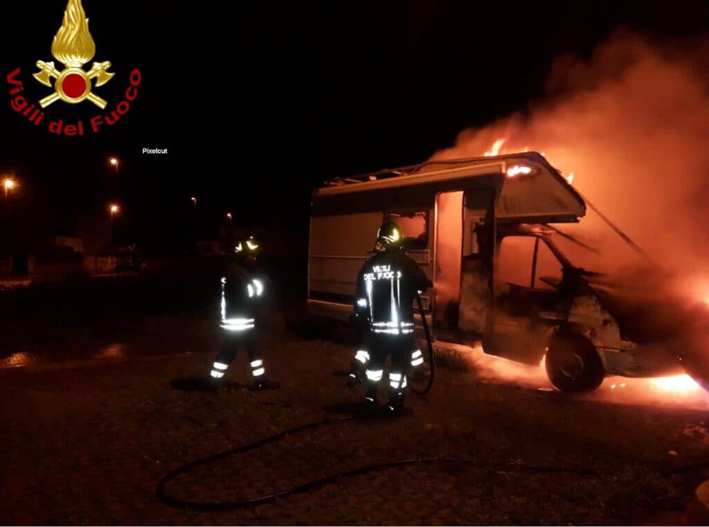 Notte di fuoco nel Salento: danneggiate due auto e un camper