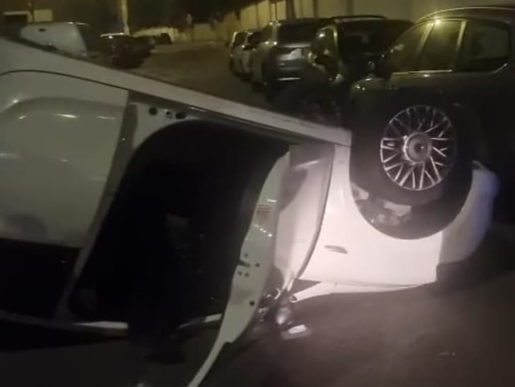 Auto si ribalta nella notte: coinvolte quattro vetture in sosta