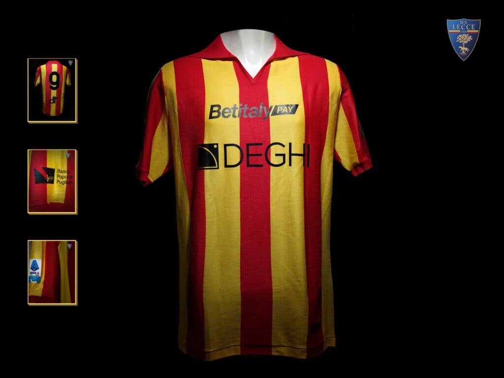 Il Lecce contro la Roma in campo con una maglia storica